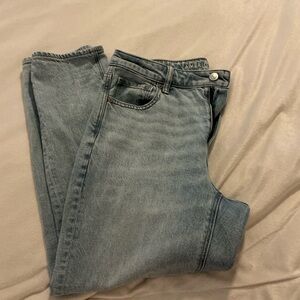 American Eagle Outfitters strigid mom jean Light Blue sz6 short.